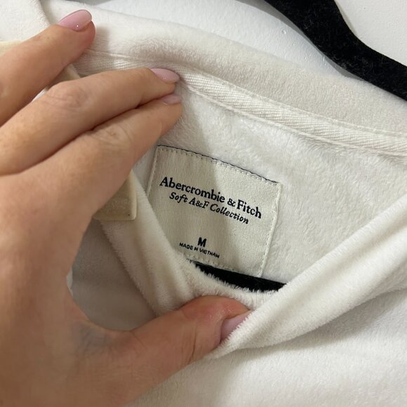 🤍 Abercrombie & Fitch White Velour Sweatshirt (M) 🤍 - Picture 2 of 6